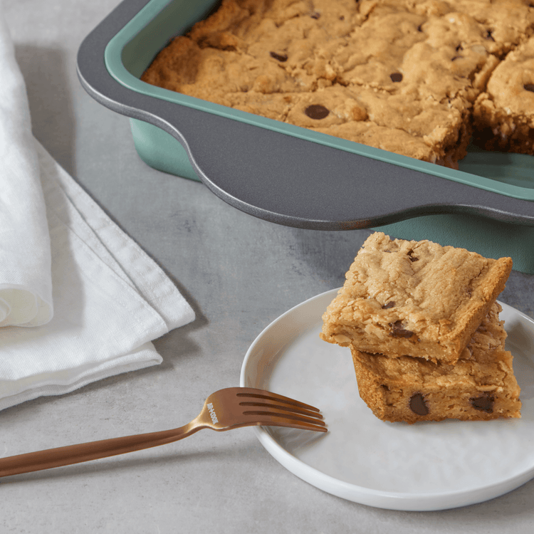 Silicone Cake Pan with Carbon Steel Handles